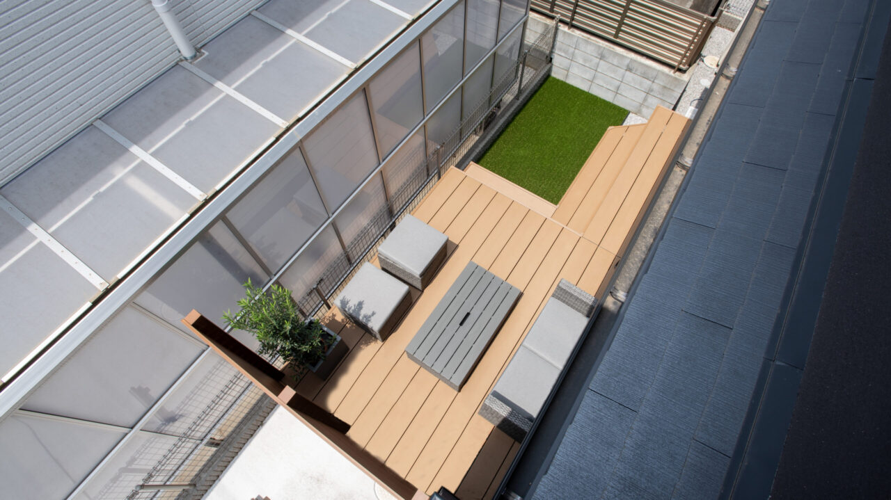人工木ウッドデッキと人工芝を組み合わせた新築住宅の庭空間
