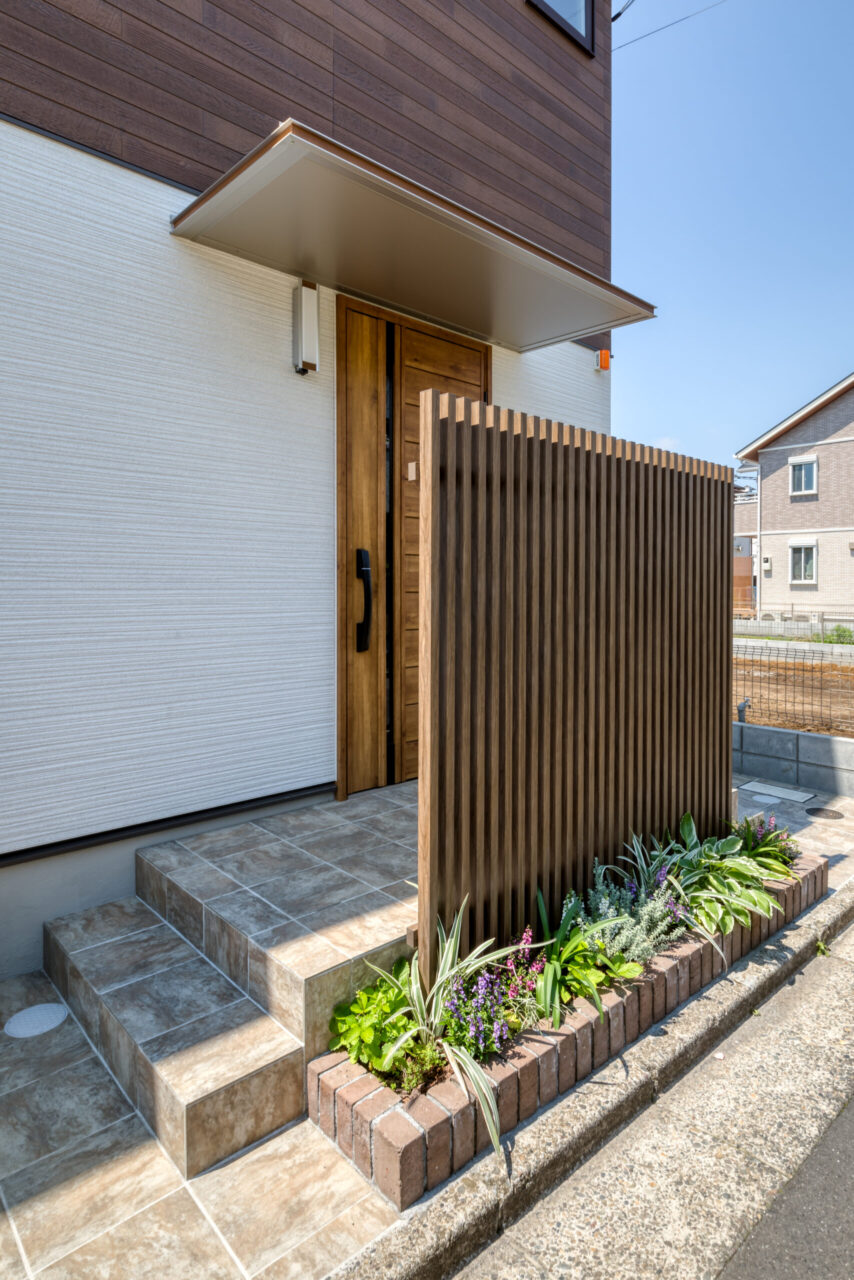 縦格子フェンスと植栽で視線をコントロールした邸宅外構