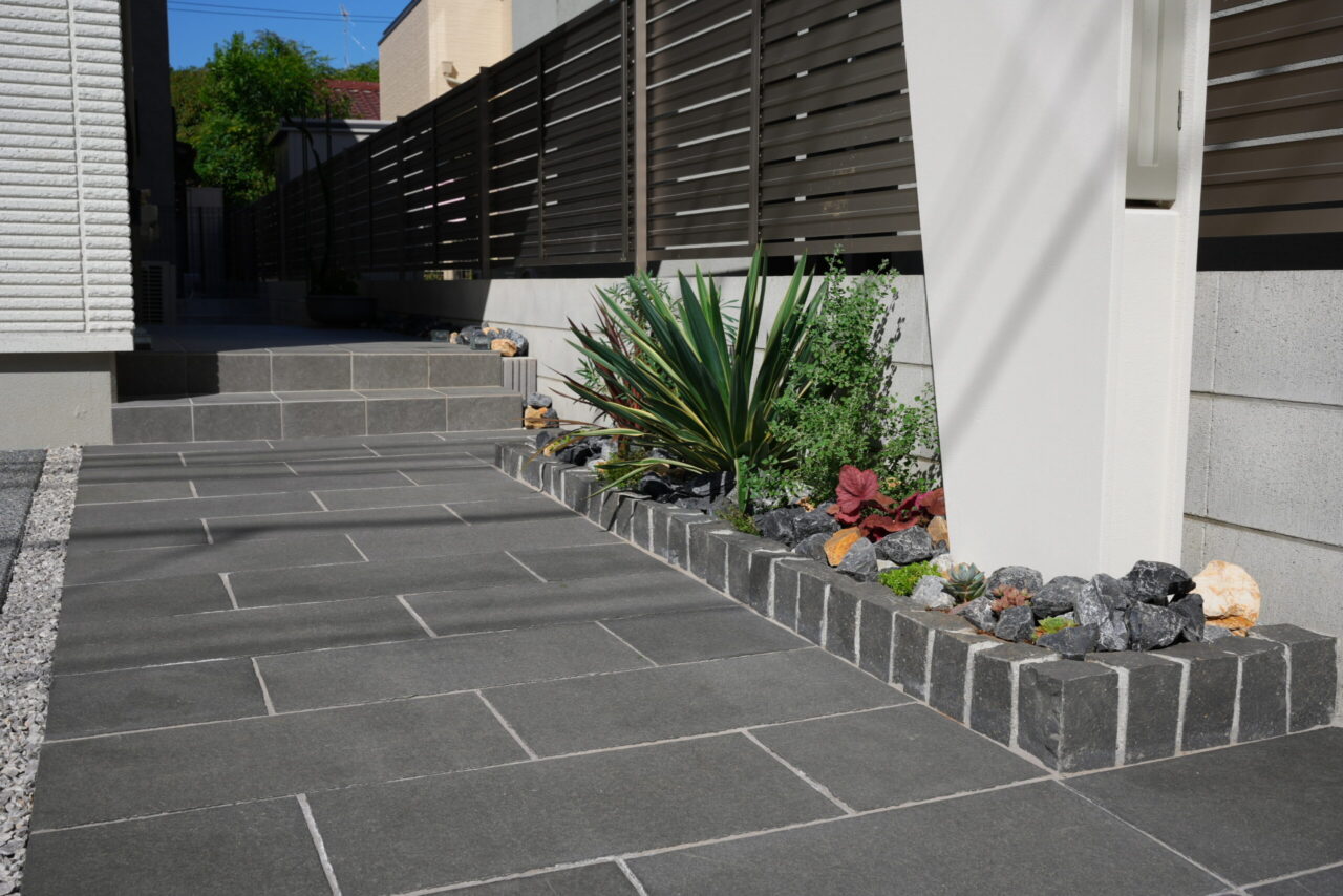 タイル貼りの階段とアプローチが調和する邸宅外構