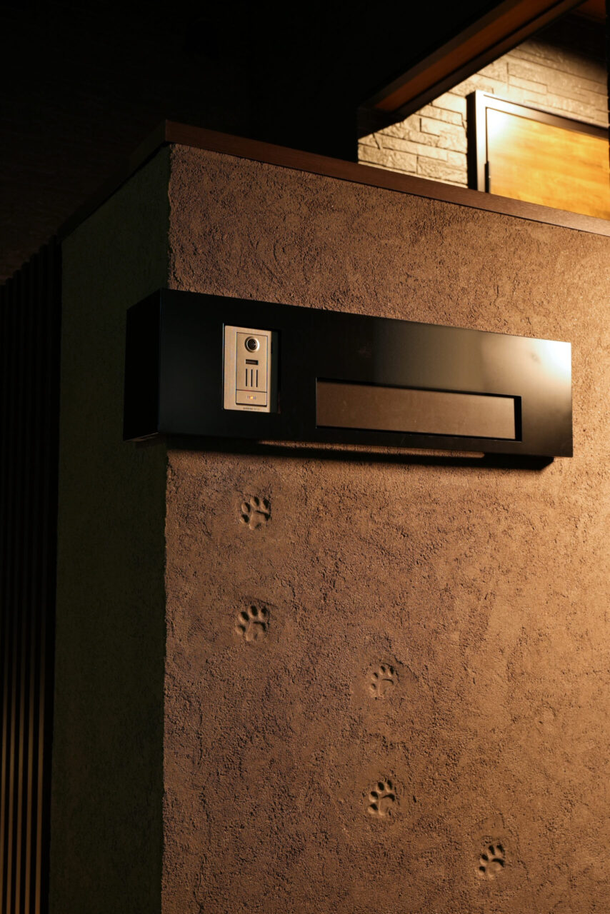 左官仕上げの門袖壁が印象的な和モダン外構デザイン