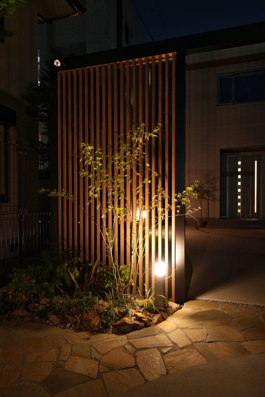 門まわりのライティングで素材の陰影を引き出した外構デザイン