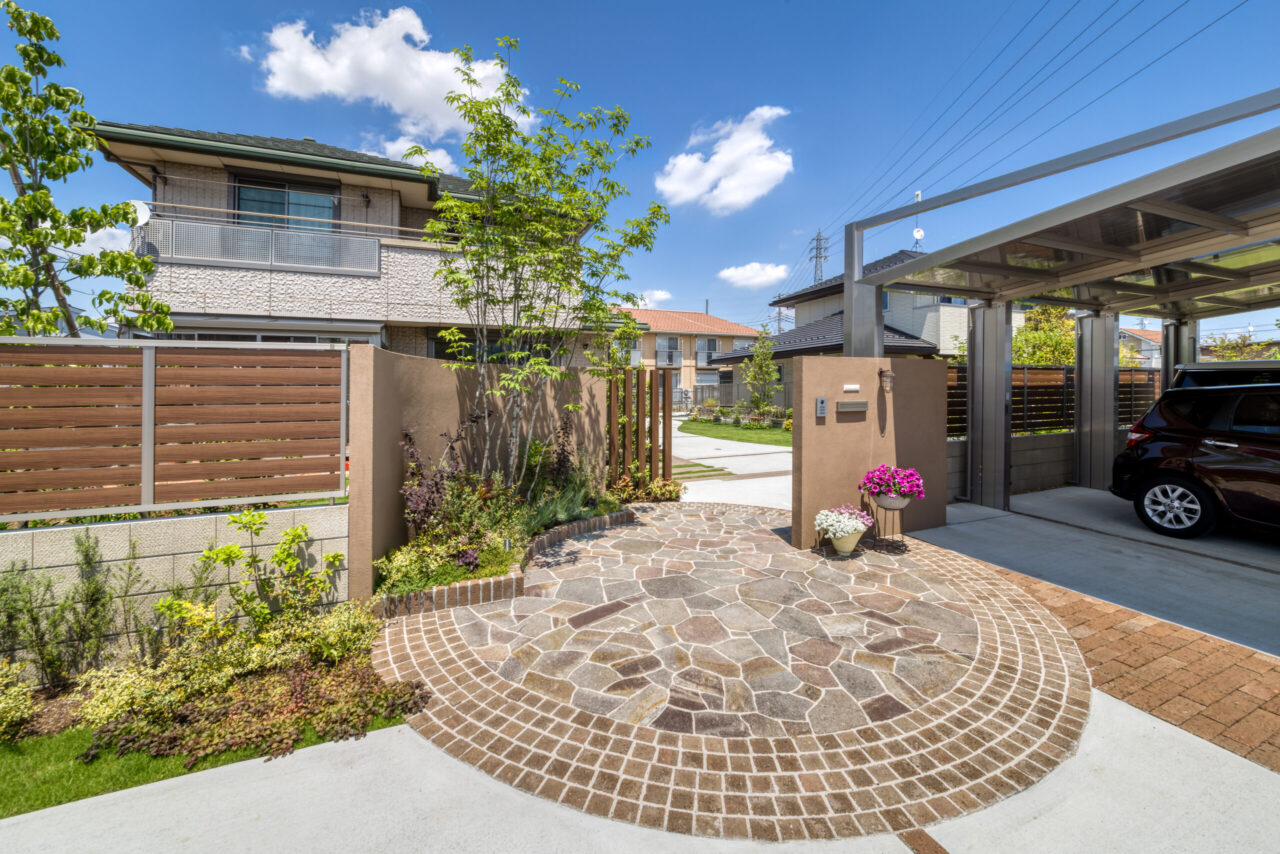 乱形石と植栽を組み合わせた重厚感のある邸宅アプローチ