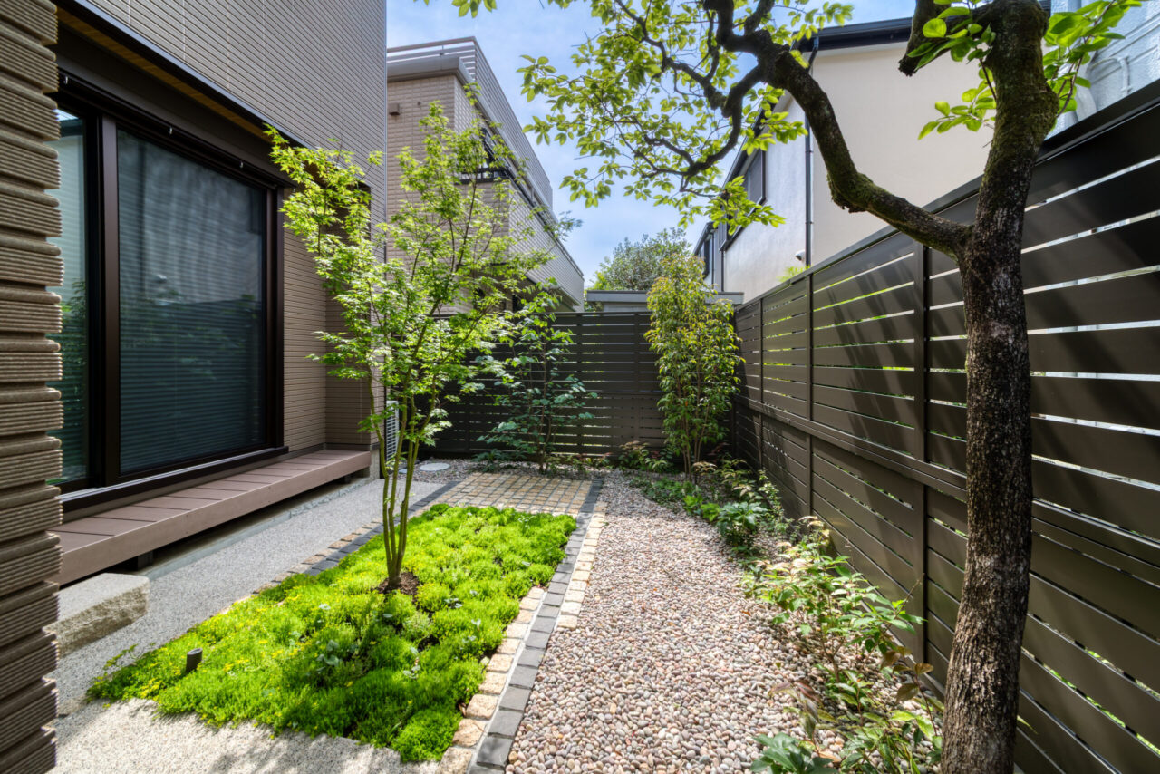 ブイグラニット舗装と下草のディテール