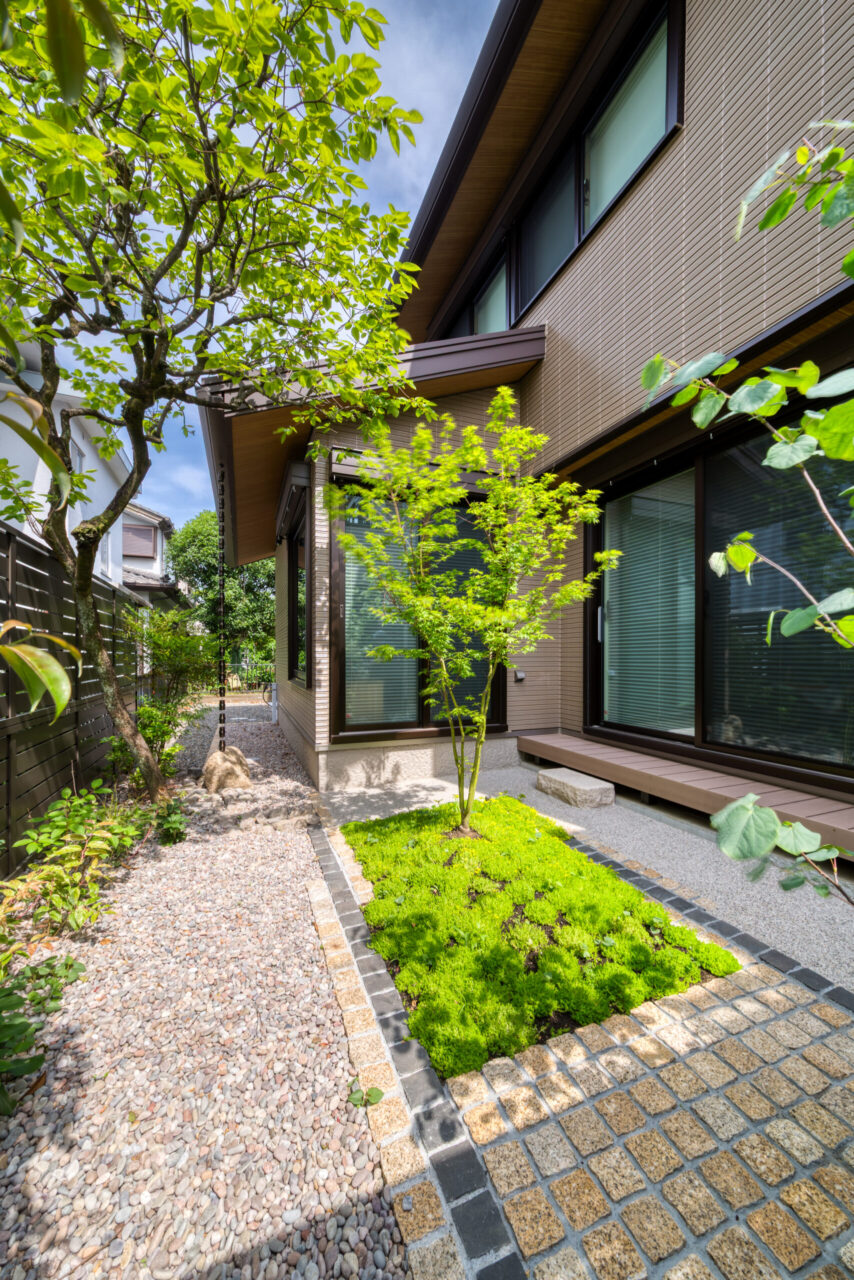 室内から眺める坪庭の主景(モミジと沓脱石)