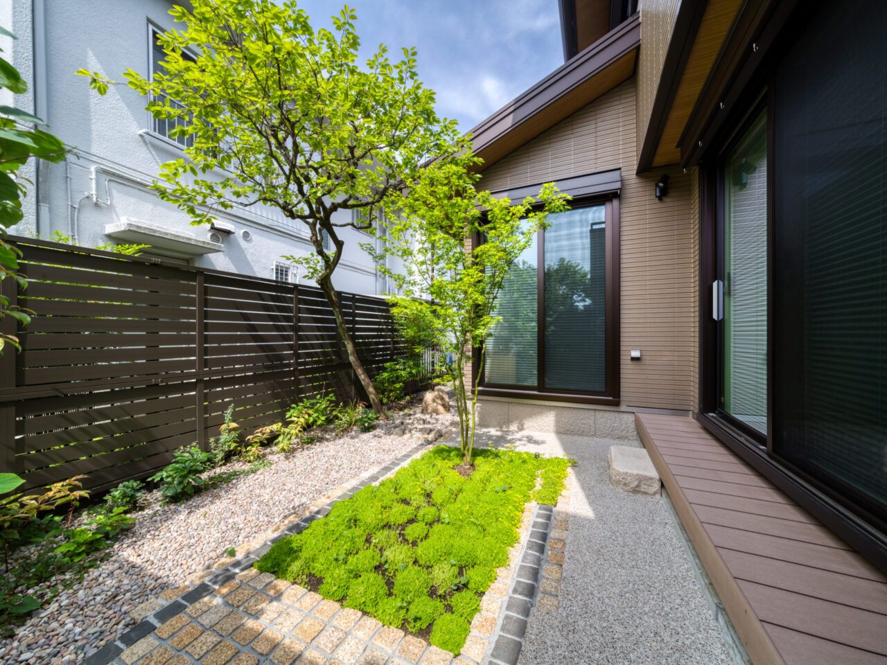 鎖樋の受け石とゴロタ石で構成した“石の海”の雨景