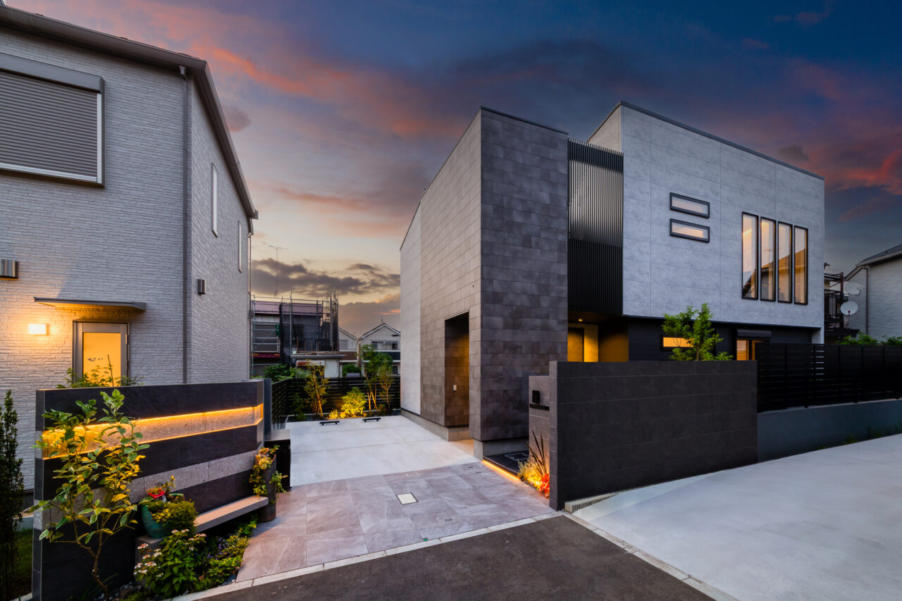 タイル門柱と建物が調和する東京都の新築邸宅外構