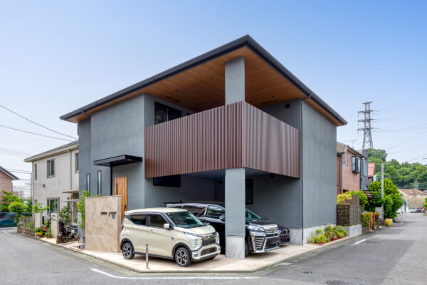 「東京都稲城市のガーデンリフォーム事例、人工芝とウッドデッキ、花壇を組み合わせた庭全景」