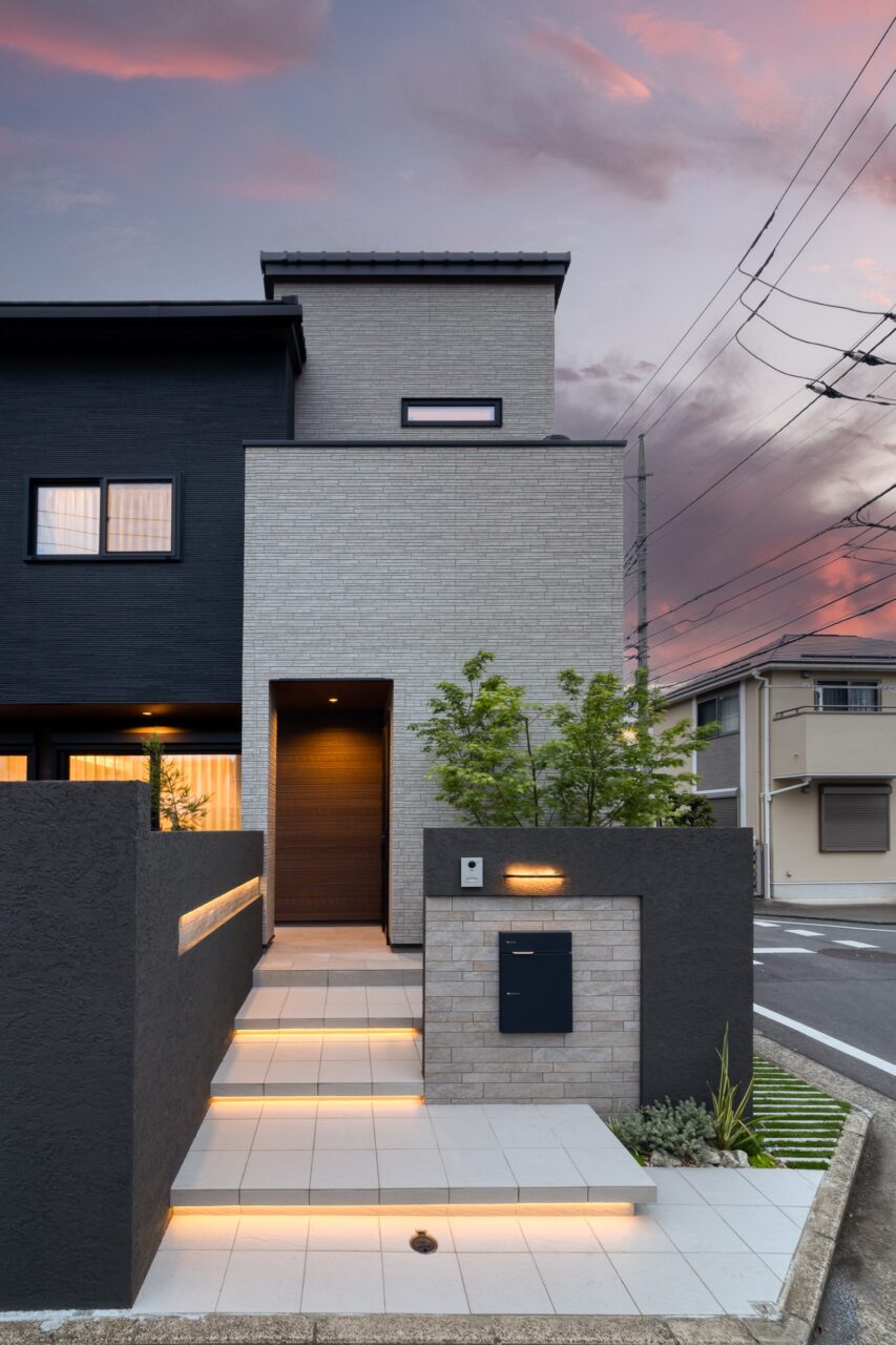 フロート階段とラインライトを組み込んだ邸宅玄関アプローチ(夜景)