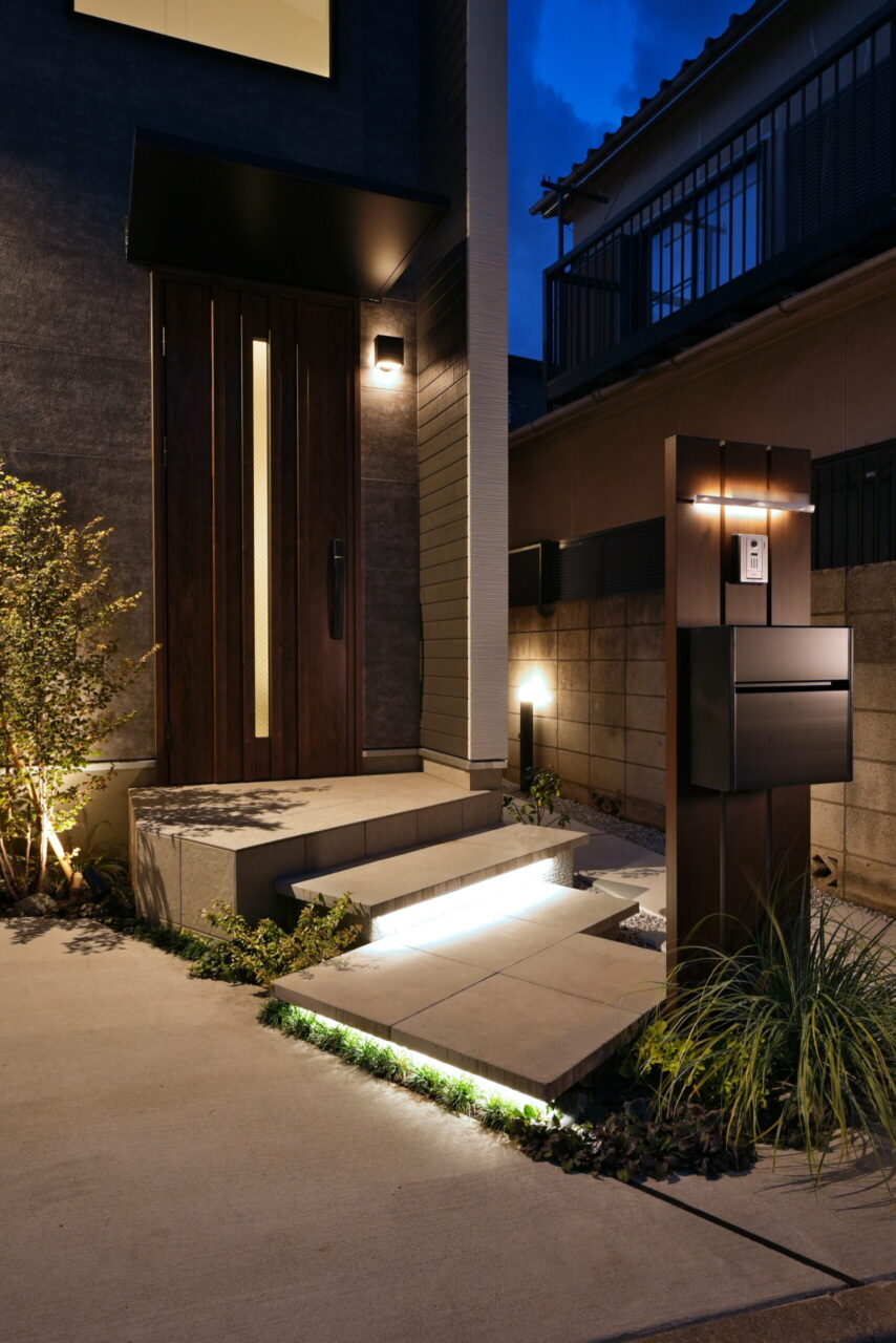 杉並区の新築外構、昼景で見る門柱とファサード全体のデザイン