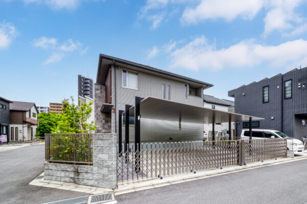 斜めから望むカーポートSC 3台用、建物と一体化した外構デザイン