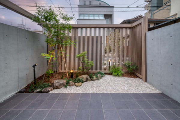 「大開口窓を通して室内と庭がつながる開放的な外構」