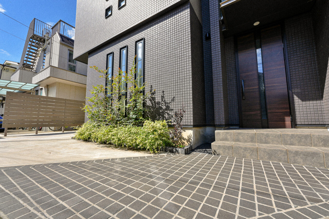 タイルと植栽が調和する府中市のモダン邸宅アプローチ