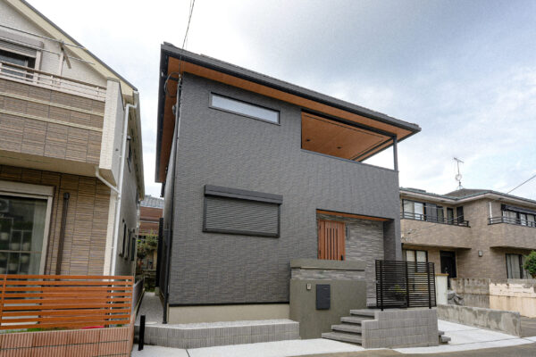 東京都東村山市の新築外構、建物と調和するモダンなファサードデザインの全景