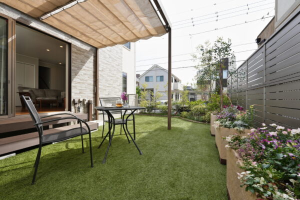 開閉式シェード付きパーゴラを設置した町田市のナチュラルガーデン昼景