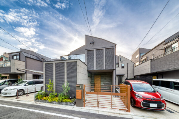 世界に一つだけの特注折戸を採用した杉並区のクローズ外構、外観全体のアフター写真