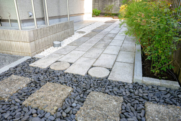 御影石と洗い出しで再構成した和の庭、東京都中野区