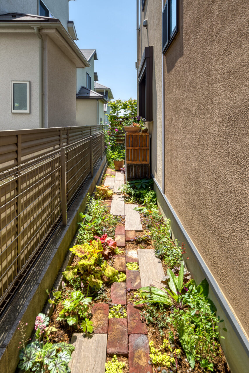 国分寺市の庭リフォーム|建物脇の狭小スペースを活かした植栽と園路計画