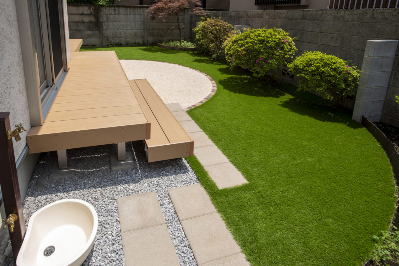 人工木ウッドデッキと半円形テラスのあるナチュラルガーデン