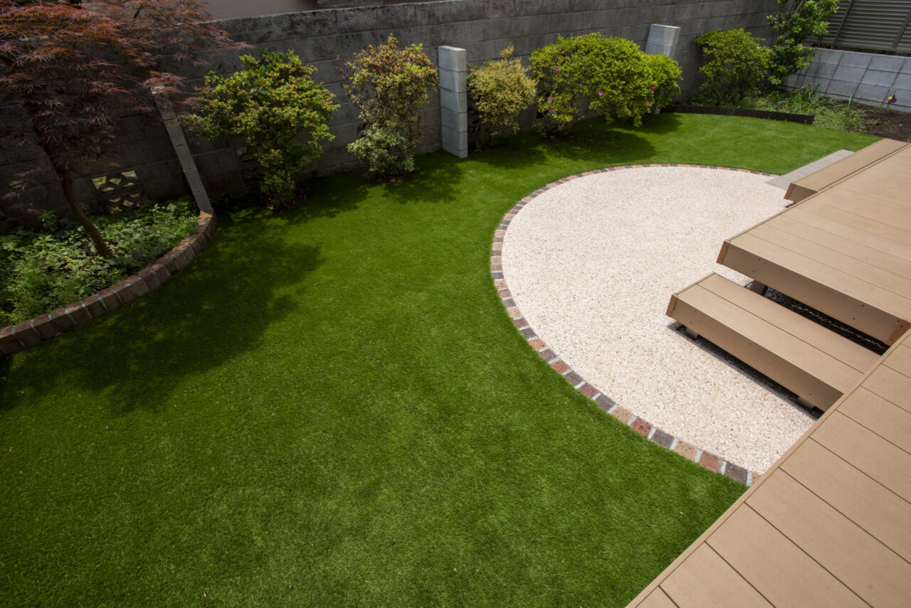 人工芝と植栽で構成したメンテナンスフリーな新築外構の庭