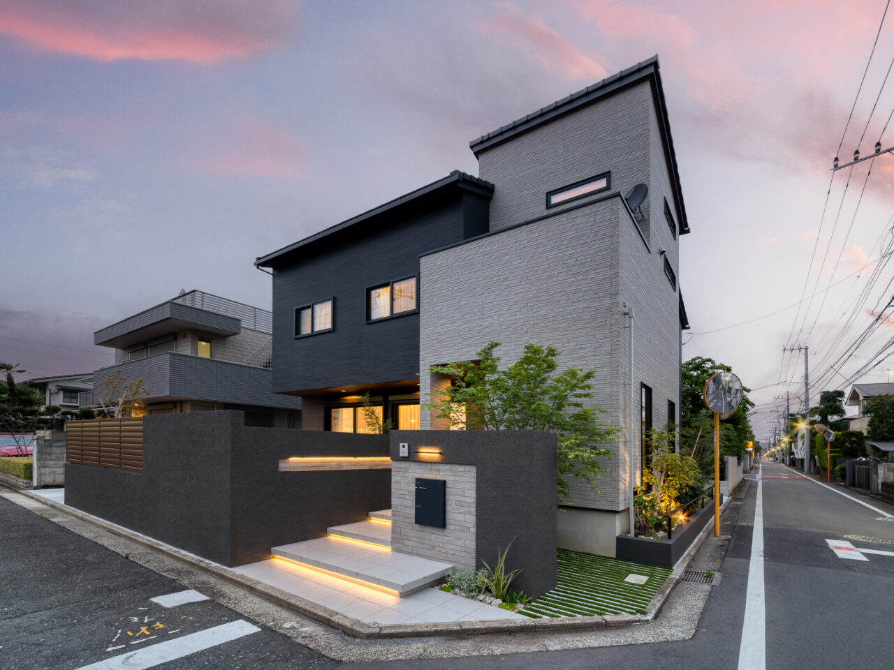東京都武蔵野市の角地に建つ新築戸建て外構。フロート階段とラインライトを組み合わせたラグジュアリーなライティング外構デザイン